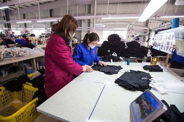 大姐組建5個班組，工人月工資可達6000元 臨時變身口罩工服裝廠復工復產紀實
