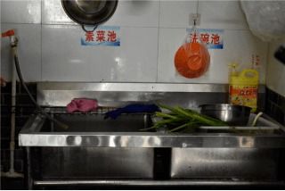 食安蚌埠，每周查餐飲丨現在堂食用餐安全嗎？走，蚌埠市市場監管局帶你深入餐廳后廚查查看